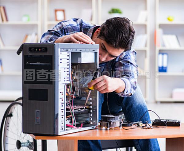 輪椅上的匠心 一位計算機修理工的堅守與創新