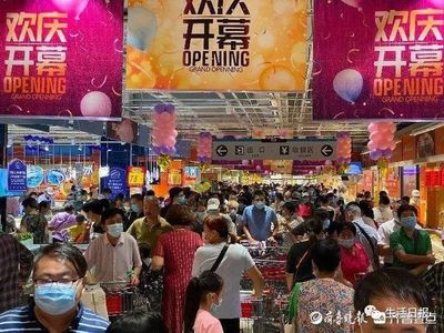 濟南迎來第8家大潤發，搶購現場堪比廟會 市民為搶特價肉拼命騎車沖向生鮮區